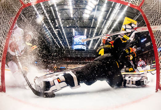 Frölundas Patrik Carlsson gör 2-3 bakom Brynäs målvakt