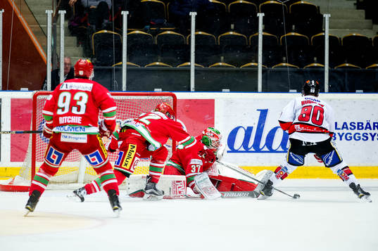 Örebros Libor Hudacek gör 1-2 målet mot Modos målvakt