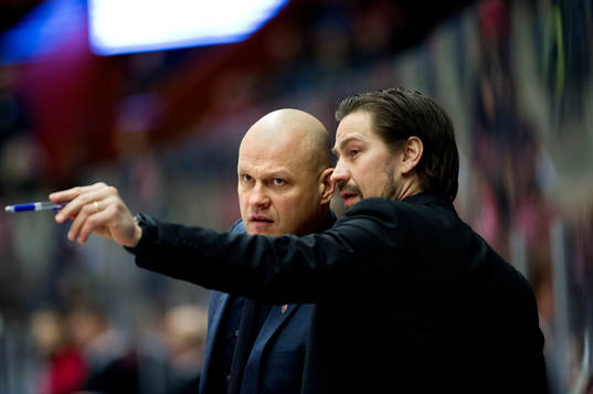 Modos tränare Andreas Johansson och Modos J18 tränare