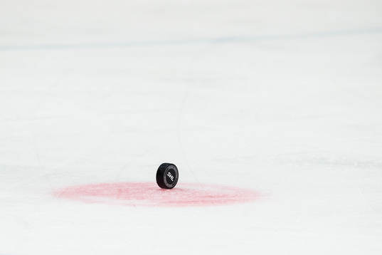 En puck står på högkant i en av tekningspunkterna