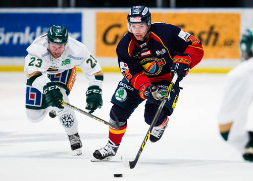 Färjestads Martin Röymark jagar Djurgårdens Matt Anderson