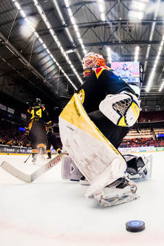 Brynäs målvakt Felix Sandström deppar