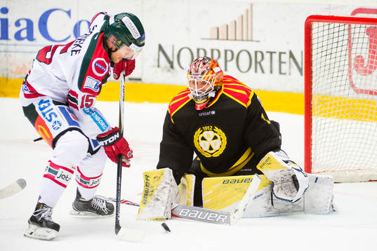 Frölundas Joey Crabb och Brynäs målvakt Felix Sandström