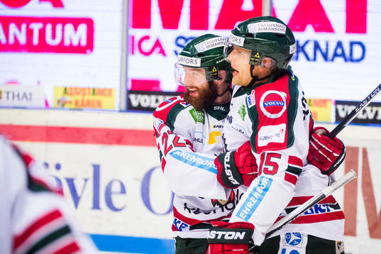 Frölundas Robin Figren och Joey Crabb jublar