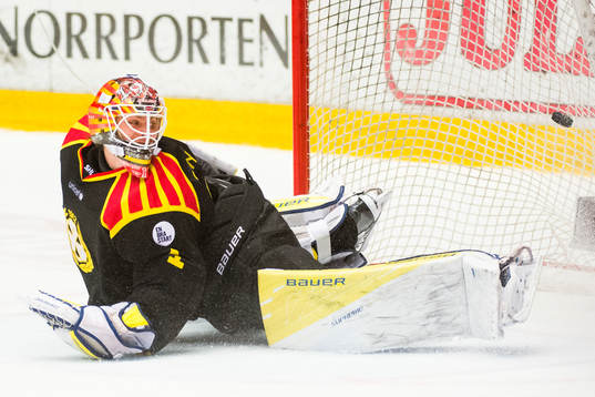Brynäs målvakt Felix Sandström vid 2-3 målet
