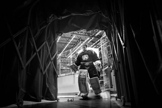 Brynäs målvakt Bernhard Starkbaum lämnar träningen