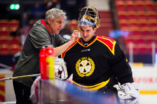 Brynäs målvakt Bernhard Starkbaum får is på nacken utav