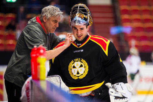 Brynäs målvakt Bernhard Starkbaum får is på nacken utav