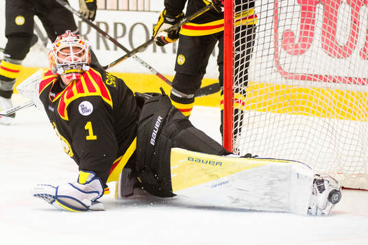Brynäs målvakt Felix Sandström räddar skott