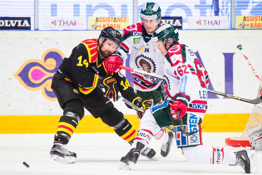 Brynäs Johan Alcén i en kamp mot Frölundas Artturi