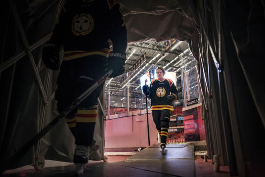 Brynäs Jesper Boqvist lämnar isen före ishockeymatchen i