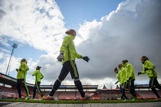 Sveriges målvakt Hedvig Lindahl värmer upp på arenan