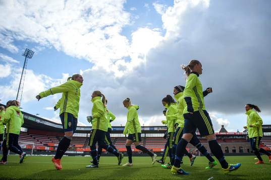 Spelarna värmer upp på arenan innan en träning med det