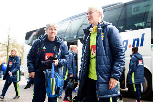 Sveriges förbundskapten Pia Sundhage och Nilla Fischer