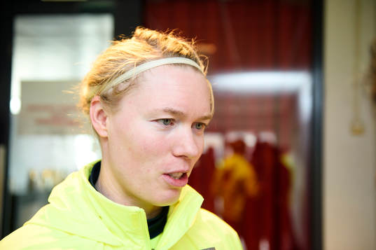 Sveriges målvakt Hedvig Lindahl blir intervjuad