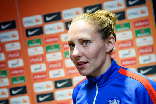 Nedeländernas Manon Melis blir intervjuad innan en