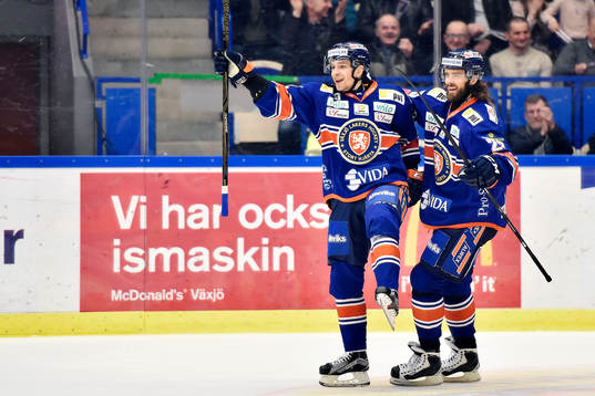 Växjös Sakari Salminen och Ville Leino jublar