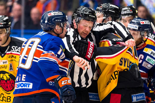 Linjedomare Henrik Pihlblad går emellan ett gruff mellan