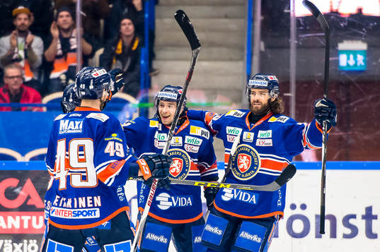 Växjös Sakari Salminen och Ville Leino jublar