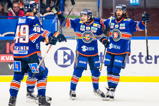 Växjös Sakari Salminen och Ville Leino jublar