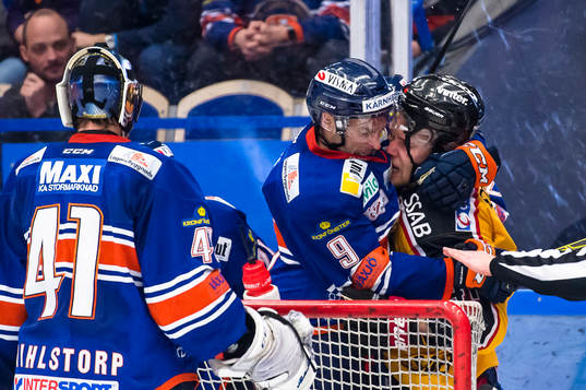 Gruff mellan Växjös Josh Hennessy och Luleås Ilari Melart