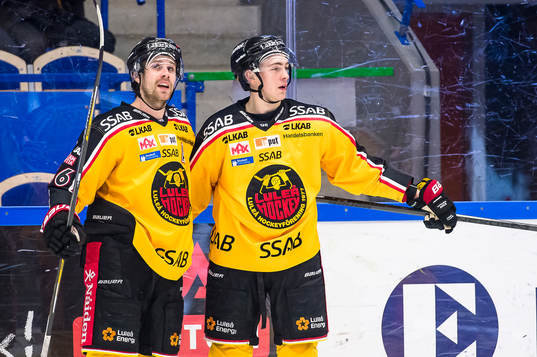 Luleås Jonathan Sigalet och Johan Forsberg jublar