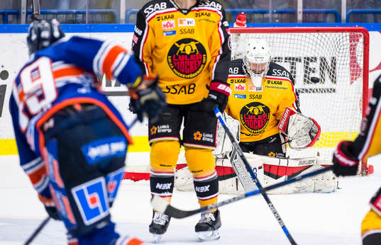 Växjös Ilkka Heikkinen skjuter pucken i mål bakom