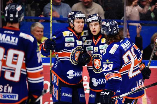 Växjös Ville Varakas och Sakari Salminen jublar