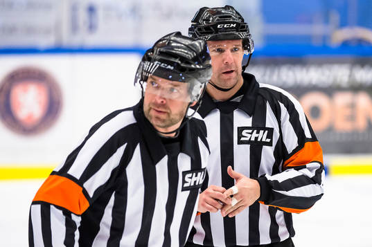 Domare Patrik Sjöberg och Domare Wolmer Edqvist