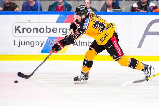 Luleås Lennart Petrell skjuter