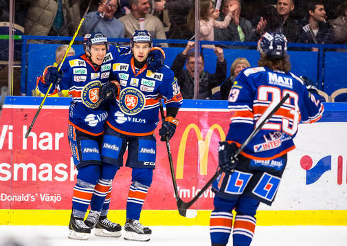 Växjös Ville Varakas och Sakari Salminen jublar