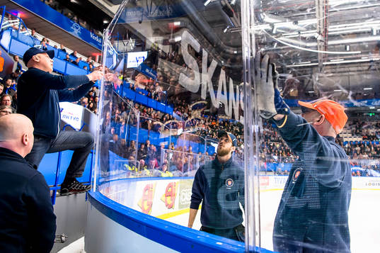 En plexiglasskiva byts