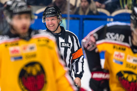Domare Wolmer Edqvist skrattar