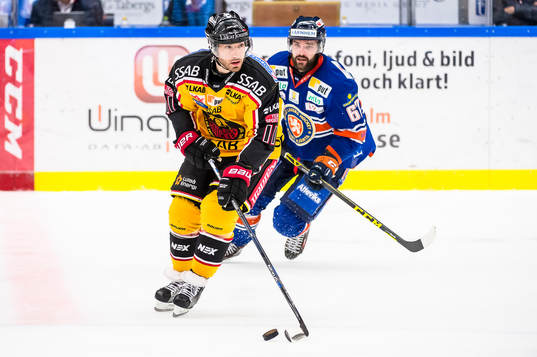Luleås Jacob Micflikier jagas av Växjös Linus Fröberg