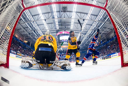 Växjös Sakari Salminen gör mål 1-0 och jublar. Luleås