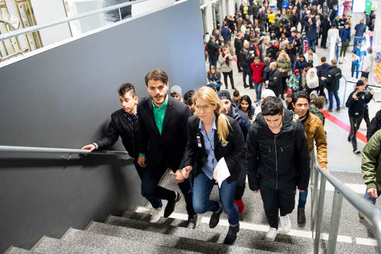 Rögles Almen Bibic leder in en grupp ensamkommande
