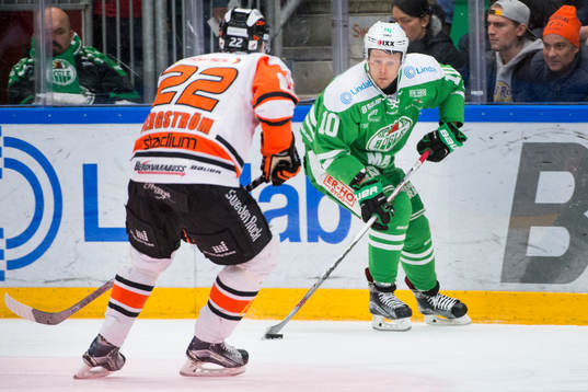 Rögles Viktor Lindgren bevakas av Karlskronas Alexander