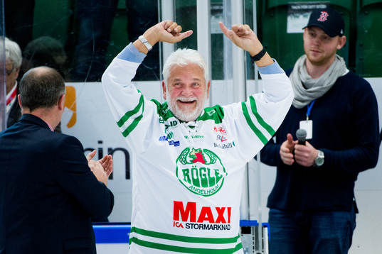 Artisten Hans "Hasse" Andersson tar emot en matchtröja och