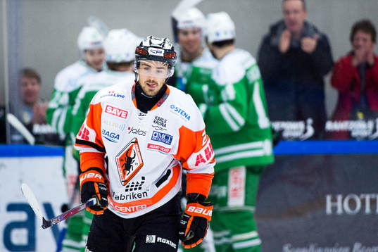 Karlskronas Robin Gartner deppar framför firande