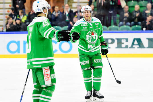 Rögles Dominik Granak (tv) gör 4-2 och jublar med Patrik