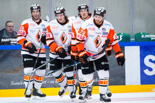 Karlskronas spelare firar 4-2