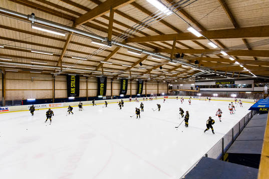 s och Luleås spelare värmer upp i Ulriksdals IP innan