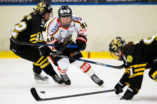 s Linda Dupree försöker stoppa Luleås Noora Tulus