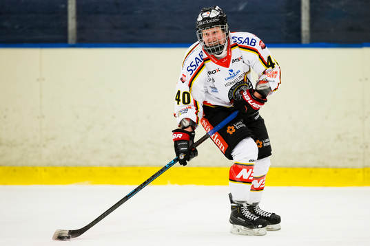 Luleås Noora Tulus med pucken