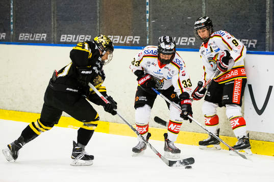s Line Bialik Öien i kamp om pucken med Luleås Michelle