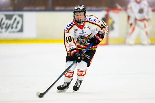 Luleås Noora Tulus med pucken