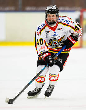 Luleås Noora Tulus med pucken