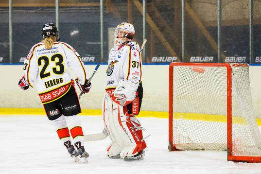 Luleås Lisa Ekberg och Luleås målvakt Maria Omberg