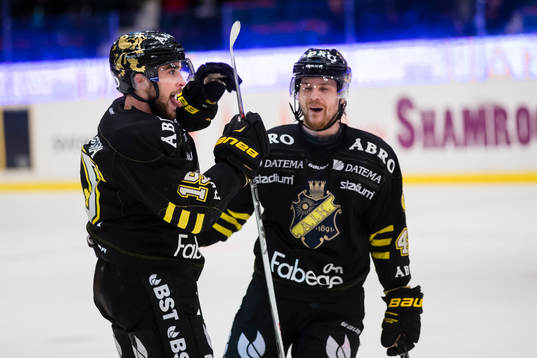 s Jonathan Andersson (v) firar 2-2 kvitteringen med att