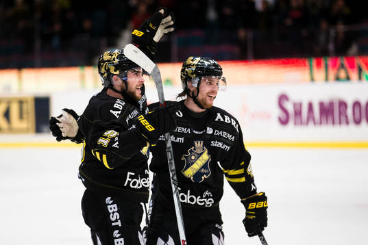 s Jonathan Andersson (v) firar 2-2 kvitteringen